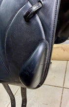 Load image into Gallery viewer, 17” +4 (XW) Equipe Monoflap Jump Saddle - Black -2018- Immaculate-Patent Trim