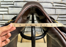 Load image into Gallery viewer, 17” Medium Farrington Burford Event Saddle - Brown
