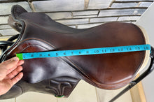 Load image into Gallery viewer, 17” Medium Prestige Arezzo Jump Saddle - Brown