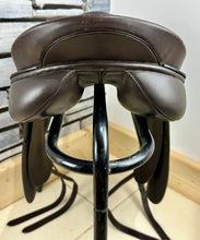 Load image into Gallery viewer, 17” Narrow Albion K2 Dressage Saddle - Brown
