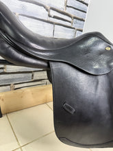 Load image into Gallery viewer, 17 1/2” Wide Eric Thomas Close Contact Jump Saddle - Black