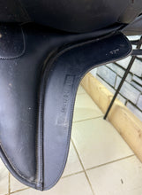 Load image into Gallery viewer, 17” MW/Changeable Gullet Premier Equine Monoflap Dressage Saddle - Black