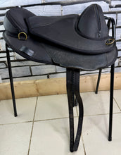 Load image into Gallery viewer, 17” Torsion Treeless Close Contact GP XtraLite Saddle - Black - Endurance