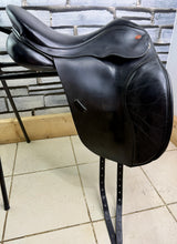 Load image into Gallery viewer, 17 1/2” Wide-XW/Changeable Gullet Kent &amp; Masters Dressage Saddle - Black