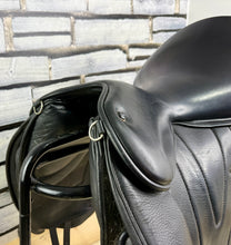 Load image into Gallery viewer, Size 2/18” Changeable Gullet Width 3 Wow Competitor Dressage Saddle - Black
