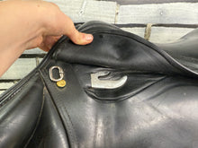 Load image into Gallery viewer, 17 1/2” W-XW Changeable Gullet Kent &amp; Masters Monoflap Jump Saddle - Black