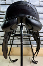 Load image into Gallery viewer, 17 1/2” MW Hockenden Saddlery Monoflap Dressage Saddle - Black