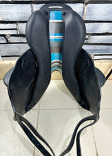 Load image into Gallery viewer, 17 1/2” MW Voltaire Lexington Monoflap Jump Saddle - Black