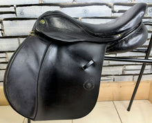 Load image into Gallery viewer, 17” MW Oakland House Saddlery GP/Jump Saddle - Black - Cob Medium Wide