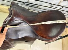 Load image into Gallery viewer, 17” XW Farrington Cob VSD Saddle - Brown