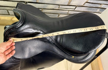 Load image into Gallery viewer, 17 1/2” Medium Albion SL Dressage Saddle - Black - Big Blocks