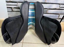 Load image into Gallery viewer, 16 1/2” Wide (AO) Voltaire Palm Beach 2024 Jump Saddle - Black - FIN Panel