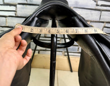Load image into Gallery viewer, 17-17 1/2” MW Henri De Rivel Jump Saddle - Black