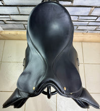 Load image into Gallery viewer, 17” XW/Changeable Gullet Bates Caprilli GP Saddle - Black