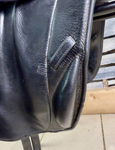 Load image into Gallery viewer, 17 1/2” MW Silhouette MonoFlap Jump Saddle - Black