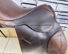 Load image into Gallery viewer, 17 1/2” Wide R&amp;R Ideal Event/Grandee Saddle - Brown