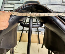 Load image into Gallery viewer, 17” XW Silhouette Dual/Double Flap Jump Saddle - Black/Brown
