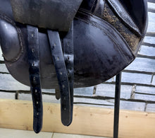 Load image into Gallery viewer, 17 1/2” Medium Albion Kontrol Forward Flap Jump Saddle - Brown