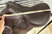 Load image into Gallery viewer, 18” Medium Morris &amp; Nolan Dressage Saddle - Brown
