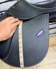 Load image into Gallery viewer, 15” - 15 1/2” MW Whitaker Junior Pro Jump Saddle - Black - Full Leather - Heat Adjustable