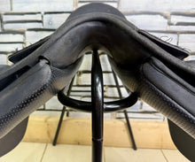 Load image into Gallery viewer, 18” XW/Changeable Gullet Wintec 2000 GP Saddle - Black