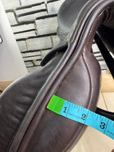 Load image into Gallery viewer, 17 1/2” MN Kruger MonoFlap Jump Saddle - Brown - High Wither - Jumping/XC - TB ROR