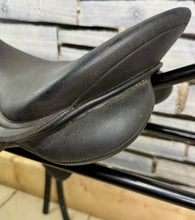 Load image into Gallery viewer, 17” M/Changeable Gullet Wintec Dressage Saddle - Black