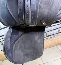 Load image into Gallery viewer, 17 1/2” Wide/Changeable Gullet Wintec GP Saddle - Black - Flocked - Lightweight