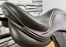 Load image into Gallery viewer, 17” Wide Changeable Gullet Whitaker Overton Jumping Saddle - Brown