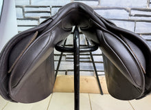 Load image into Gallery viewer, 17 1/2” MW/Changeable Gullet Kent &amp; Masters S Series Jump Saddle - Brown