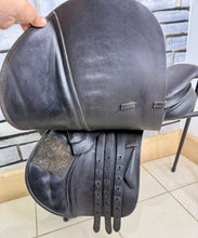 Load image into Gallery viewer, 17 1/2” Medium Albion Legend Jump Saddle - Brown