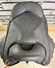 Load image into Gallery viewer, 17” Torsion Treeless Close Contact GP XtraLite Saddle - Black - Endurance