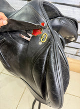 Load image into Gallery viewer, 18” MW Albion Kontact Monoflap Jump Saddle - Black - Moveable Blocks