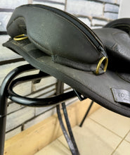 Load image into Gallery viewer, 17” Torsion Treeless Close Contact GP XtraLite Saddle - Black - Endurance