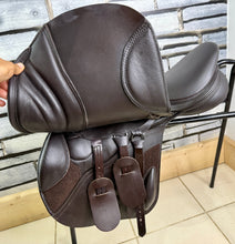 Load image into Gallery viewer, 17 1/2” MW/Changeable Gullet Kent &amp; Masters S Series Jump Saddle - Brown