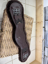 Load image into Gallery viewer, S/H 24”/60cm Kentucky Horsewear Sheepskin Anatomic Short Girth