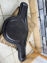 Load image into Gallery viewer, S/H 24” Fairfax Anatomic Leather Mono/Short Jumping Stud Girth