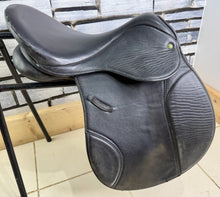Load image into Gallery viewer, 16 1/2” Medium Eclipse Leather &amp; Synthetic GP Saddle - Black