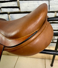 Load image into Gallery viewer, 17 1/2” XW-XXW Frank Baines Balance Zenith Jump Saddle - Tan