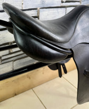 Load image into Gallery viewer, 16 1/2 - 17” MN Bespoke Classic Jump Saddle - Black -High Wither- TB/ROR - Big Blocks