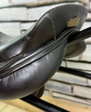 Load image into Gallery viewer, 17-17 1/2” MW Henri De Rivel Jump Saddle - Black