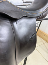 Load image into Gallery viewer, 18” XW Sue Carson Flair Dressage Saddle on 17” Panels-Brown- Big Blocks