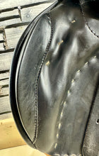 Load image into Gallery viewer, 18” MW (Fit 31) Stubben Siegfried Extra GP/Jump Saddle - Black/Tan