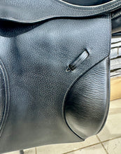Load image into Gallery viewer, 17 1/2” MW/Wide Whitaker Venice Jump Saddle - Black