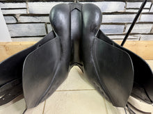Load image into Gallery viewer, 17 1/2” Medium Albion Selecta GP Saddle -Black- Changeable Knee Pads