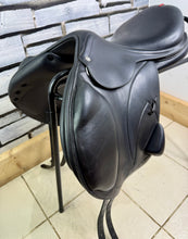 Load image into Gallery viewer, 17” +4 (XW) Equipe Monoflap Jump Saddle - Black -2018- Immaculate-Patent Trim