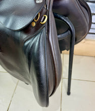Load image into Gallery viewer, 17” Wide Farrington Burford Event Cob Saddle - Brown
