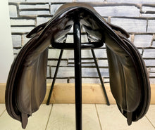 Load image into Gallery viewer, 15 1/2” XW Extra Wide Fylde Hayden Show/Working Hunter Saddle -Brown- Suede Top