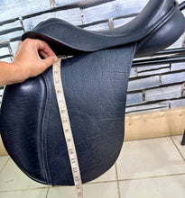 Load image into Gallery viewer, 16 1/2” XXW Geoffrey Gibson English Cob GP Saddle - Black