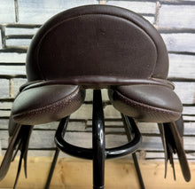Load image into Gallery viewer, 17” XW/Changeable Gullet Wintec 500 VSD GP Saddle - Brown - Cair - Extra Wide